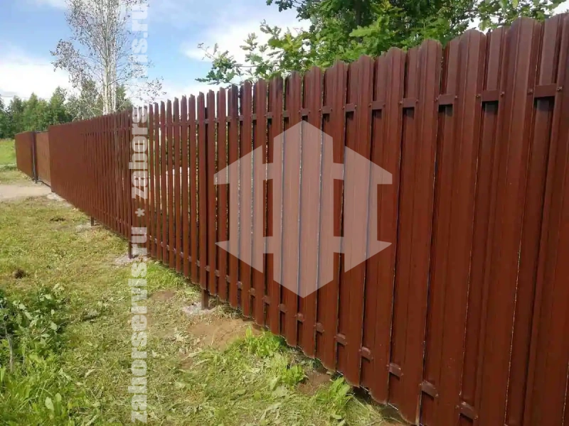 Заборы из металлического штакетника 75 метров