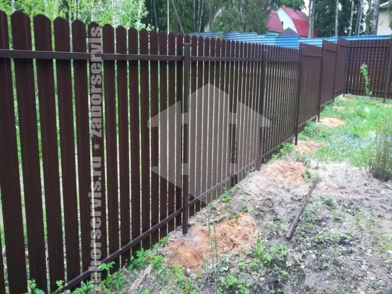 Металлический штакетник 20 соток с забивными столбами