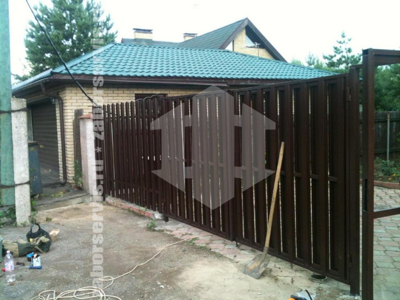 Забор из евроштакетника в шахматном порядке 75 метров