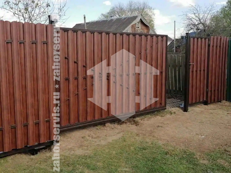 Заборы из металлического штакетника шахматка 44 метра