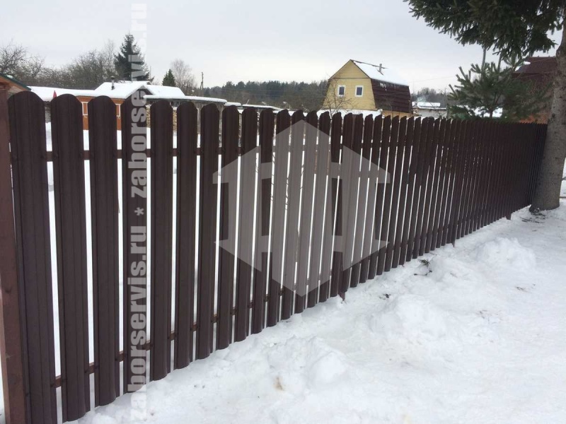 Забор из металлического штакетника с воротами 53 метра
