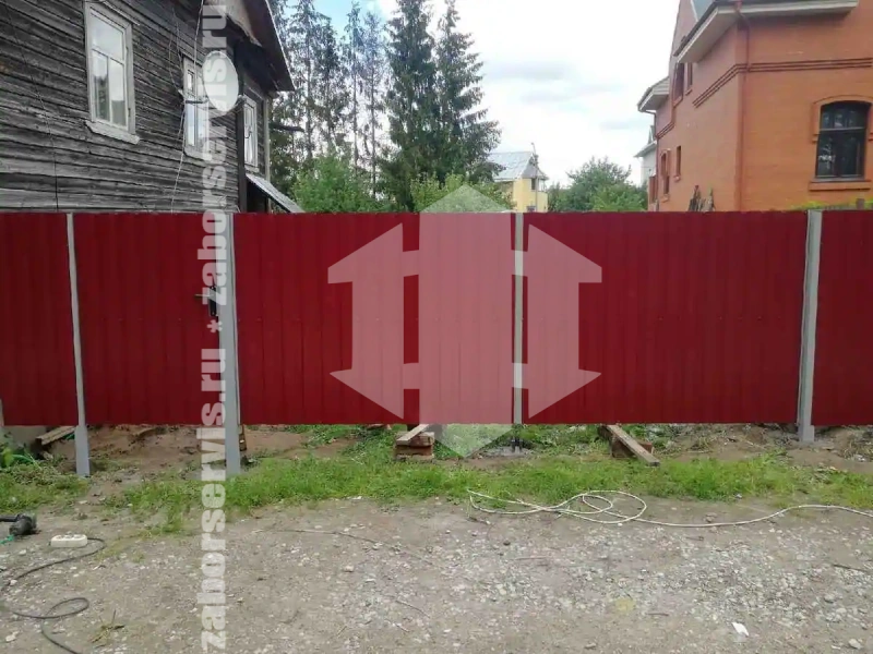 Забор из профнастила 99 метров красный
