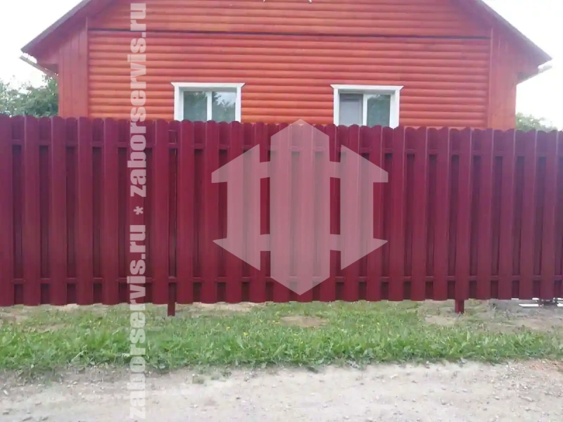 Заборы из металлического штакетника шахматка 73 метра